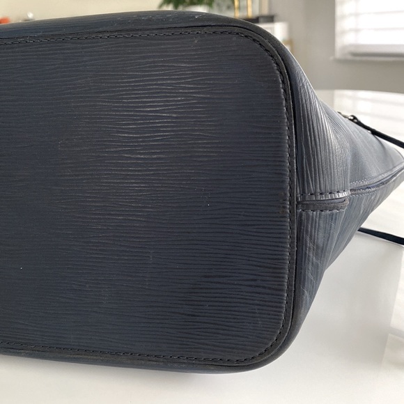 Louis Vuitton Epi Sapphire Neverfull MM - Picture 8 of 16